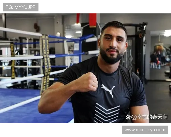 资深教练亚当·布斯分析对手风格，为旗下拳手挑战世界拳王做准备